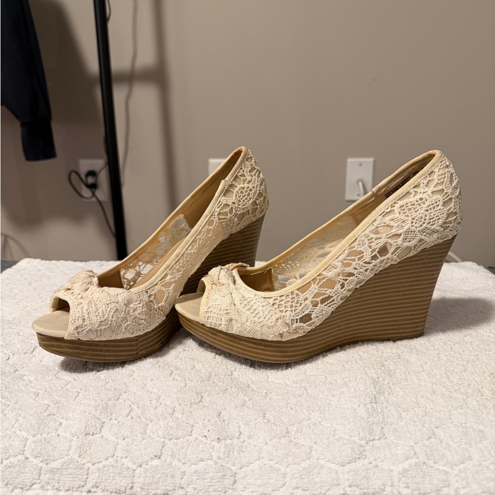 American Eagle Outfitters Lace Wedges - Cream and Tan